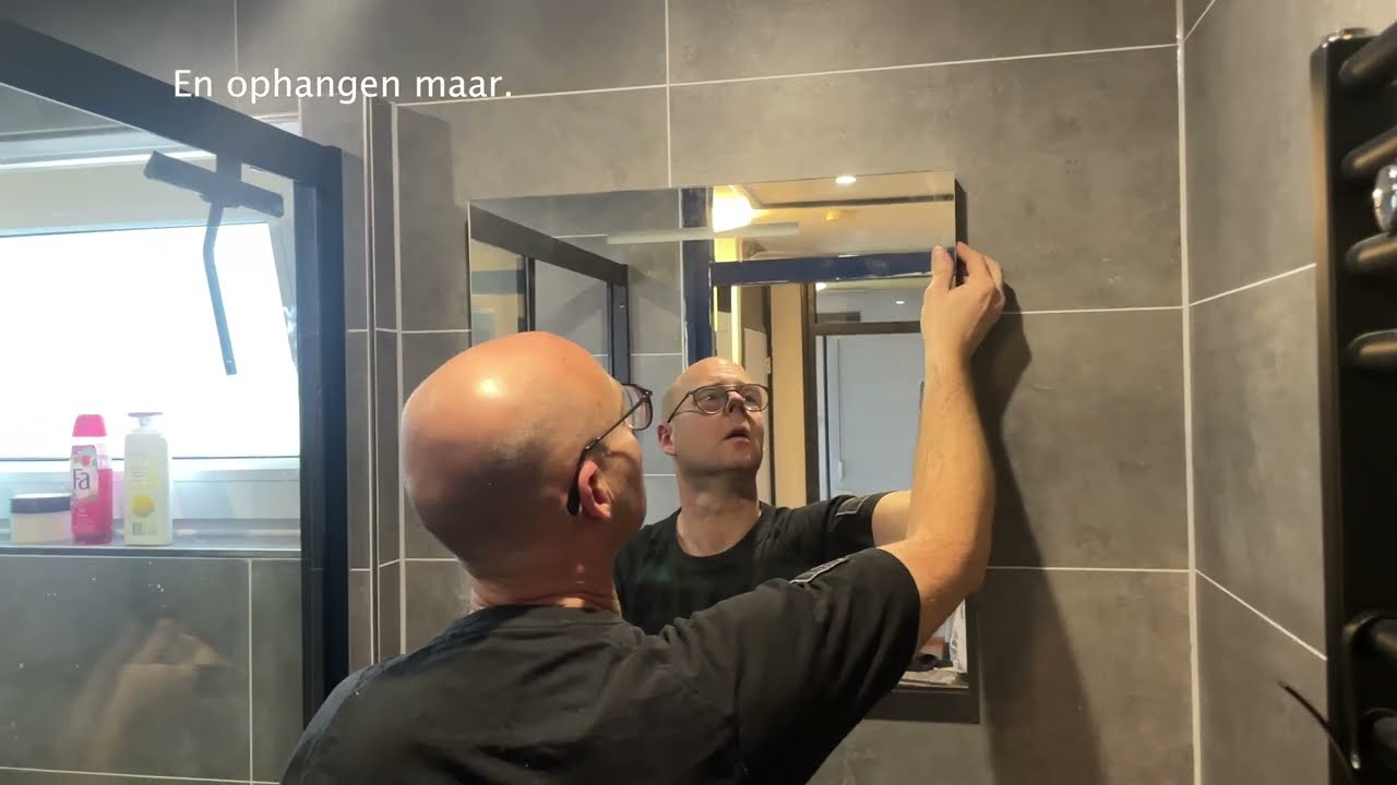 Badkamer spiegel afmonteren